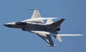 Kashmir in bilico: l'aviazione pakistana intercetta caccia indiani, due droni abbattuti