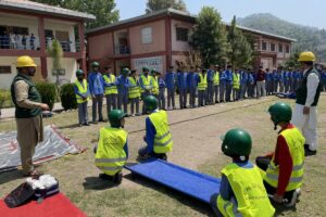 Bambini in Kashmir pakistano imparano il pronto intervento mentre crescono le tensioni con l’India