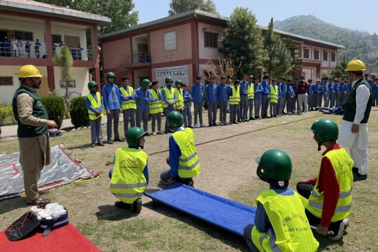Bambini in Kashmir pakistano imparano il pronto intervento mentre crescono le tensioni con l’India