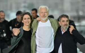 Julian Assange a Cannes con una maglietta in memoria delle vittime di Gaza