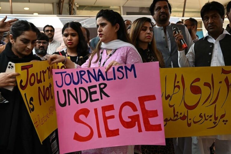 LAHORE – La situazione della libertà di stampa in Pakistan è sempre più critica. Un nuovo rapporto del Freedom Network descrive un contesto molto preoccupante per giornalisti e media nel Paese, parlando addirittura di una "minaccia esistenziale" per il settore, tra repressione crescente, insicurezza e precarietà lavorativa. Il documento, intitolato “Libertà di espressione e giornalismo d’interesse pubblico sotto assedio”, è l’edizione 2025 del rapporto annuale sull’informazione in Pakistan. Pubblicato in vista della Giornata mondiale per la libertà di stampa del 3 maggio, il rapporto evidenzia che le modifiche approvate a gennaio alla legge sui reati informatici (Peca) hanno peggiorato sensibilmente la situazione. Secondo il rapporto, queste modifiche rendono ancora più semplice per le autorità arrestare, multare o incarcerare giornalisti e voci critiche, sia online che offline. "È una minaccia senza precedenti nella storia del giornalismo pakistano", ha dichiarato Iqbal Khattak, direttore esecutivo del Freedom Network, durante la presentazione del rapporto. Il documento registra anche episodi estremi di violenza: cinque giornalisti sono stati uccisi nel periodo analizzato. Tre in Sindh e due nel Khyber Pakhtunkhwa. In totale, almeno 82 operatori dell'informazione hanno subito minacce o intimidazioni di vario tipo. Il Khyber Pakhtunkhwa è emerso come la regione più pericolosa, con 22 casi documentati, seguita dalla capitale Islamabad con 20 episodi e dal Punjab con 18. Sono stati registrati anche quattro casi in Balochistan e uno nella regione di Azad Jammu e Kashmir. Il rapporto segnala inoltre che almeno 14 giornalisti sono stati oggetto di procedimenti legali, in gran parte basati sulla legge Peca, e otto sono stati arrestati o trattenuti dalle autorità. Il panorama che emerge è quello di un’informazione sotto assedio, in un contesto in cui esprimere opinioni indipendenti o critiche diventa sempre più pericoloso. Un allarme forte in un paese dove la libertà di stampa continua a essere seriamente minacciata.