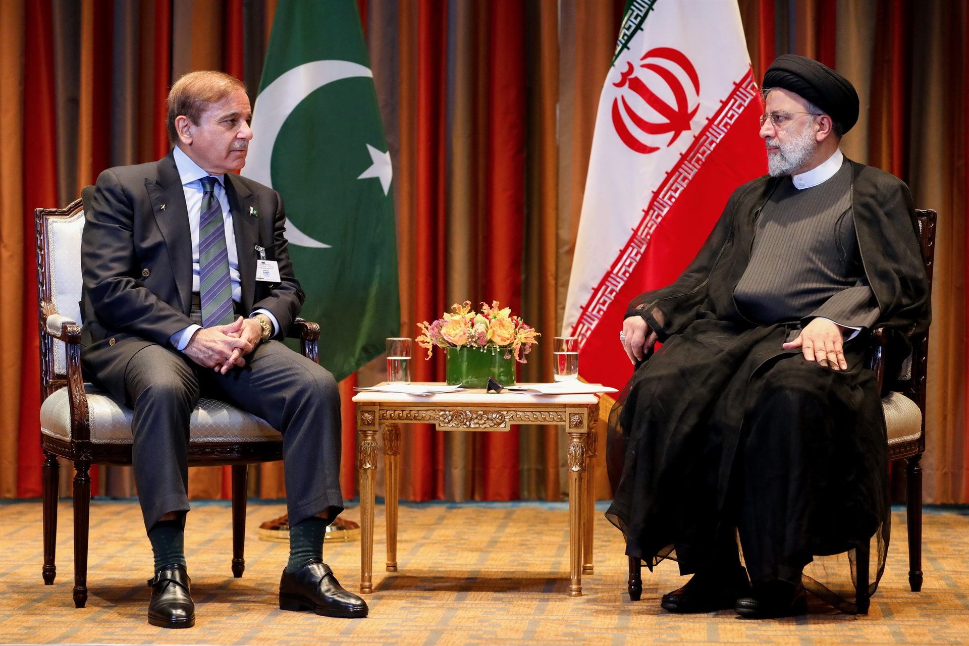 Pakistan e Iran rafforzano alleanza per pace, commercio ed energia nella regione