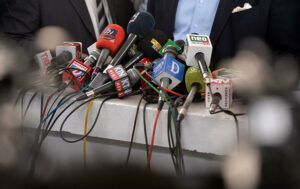 Pakistan: il governo rilancia l’impegno per proteggere la libertà di stampa e combattere le fake news