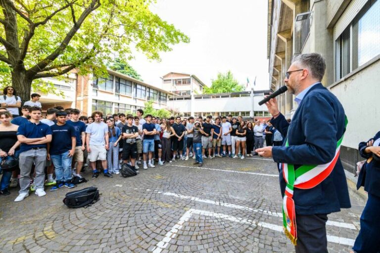 Murales a Bologna al Liceo Fermi: omaggio ai sindaci Dozza, Fanti, Zangheri e Imbeni