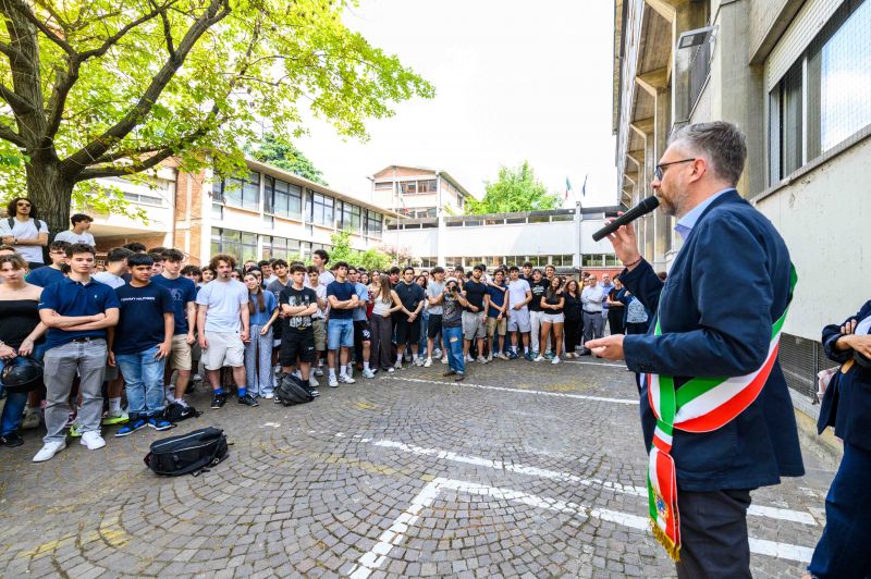 Murales a Bologna al Liceo Fermi: omaggio ai sindaci Dozza, Fanti, Zangheri e Imbeni