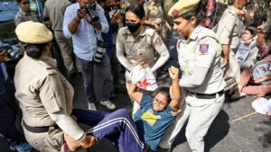 Studenti indiani in piazza contro il blocco di Gaza: scontri e fermi davanti all’ambasciata israeliana