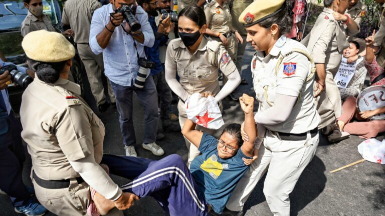 Studenti indiani in piazza contro il blocco di Gaza: scontri e fermi davanti all’ambasciata israeliana