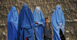 Afghanistan, 8 donne su 10 escluse da scuola e lavoro: il nuovo allarme ONU