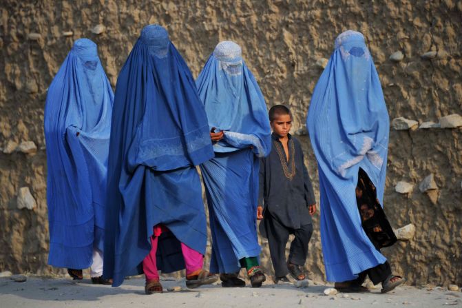 Afghanistan, 8 donne su 10 escluse da scuola e lavoro: il nuovo allarme ONU