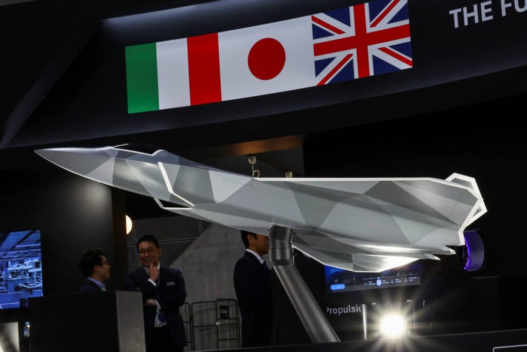 Un modello concettuale del caccia del Global Combat Air Program (GCAP) esposto al forum DSEI Japan nella città di Chiba a maggio. REUTERS
