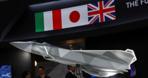 Un modello concettuale del caccia del Global Combat Air Program (GCAP) esposto al forum DSEI Japan nella città di Chiba a maggio. REUTERS
