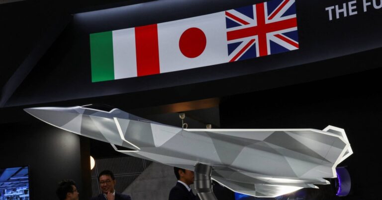 Un modello concettuale del caccia del Global Combat Air Program (GCAP) esposto al forum DSEI Japan nella città di Chiba a maggio. REUTERS