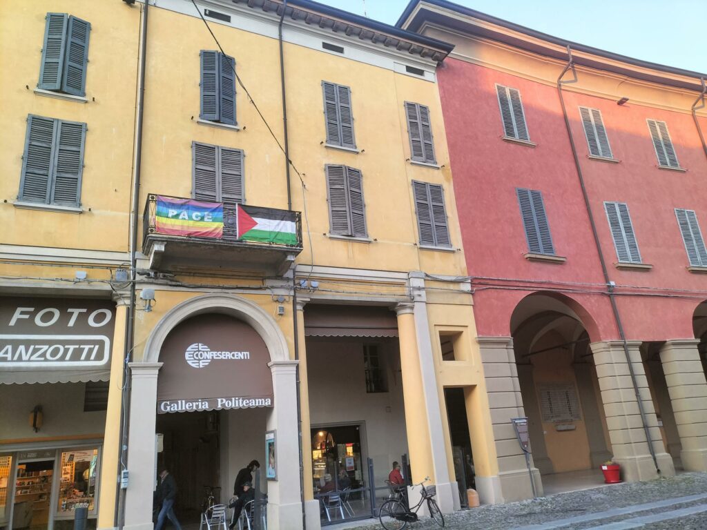 Centrodestra chiede la rimozione della bandiera palestinese dal Municipio di Correggio